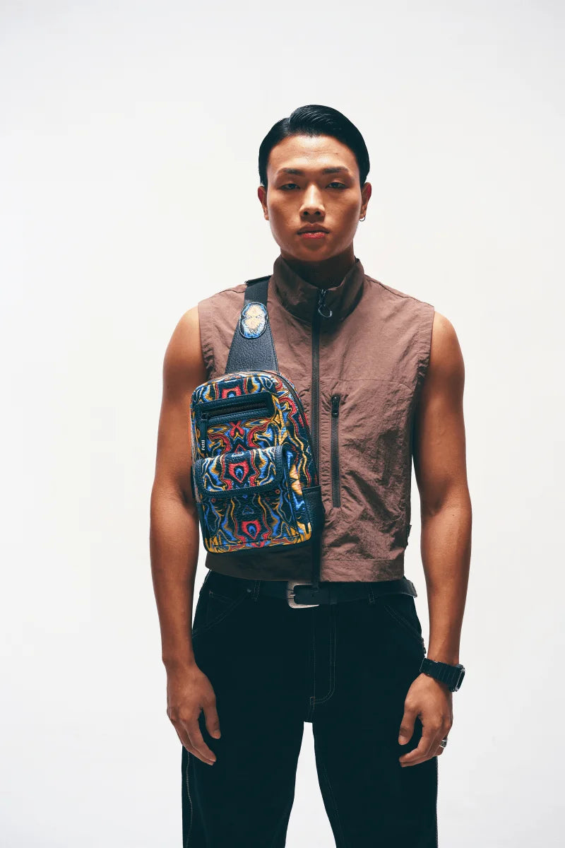 Everyday style look with a Man wearing a men’s noir sling bag against a white background